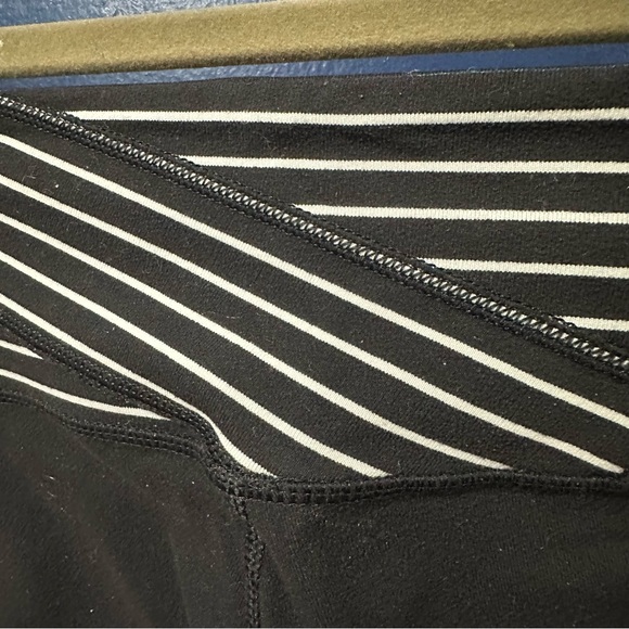 Lululemon Leggings Size 8 Black and White Waist Pattern - Picture 11 of 11